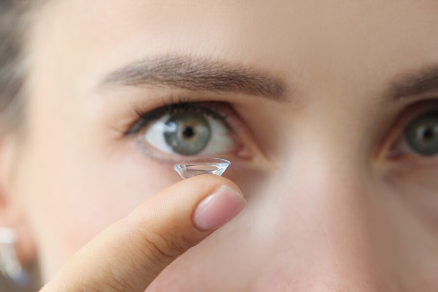 Easy Contact Lens Wearing Tips for Beginners